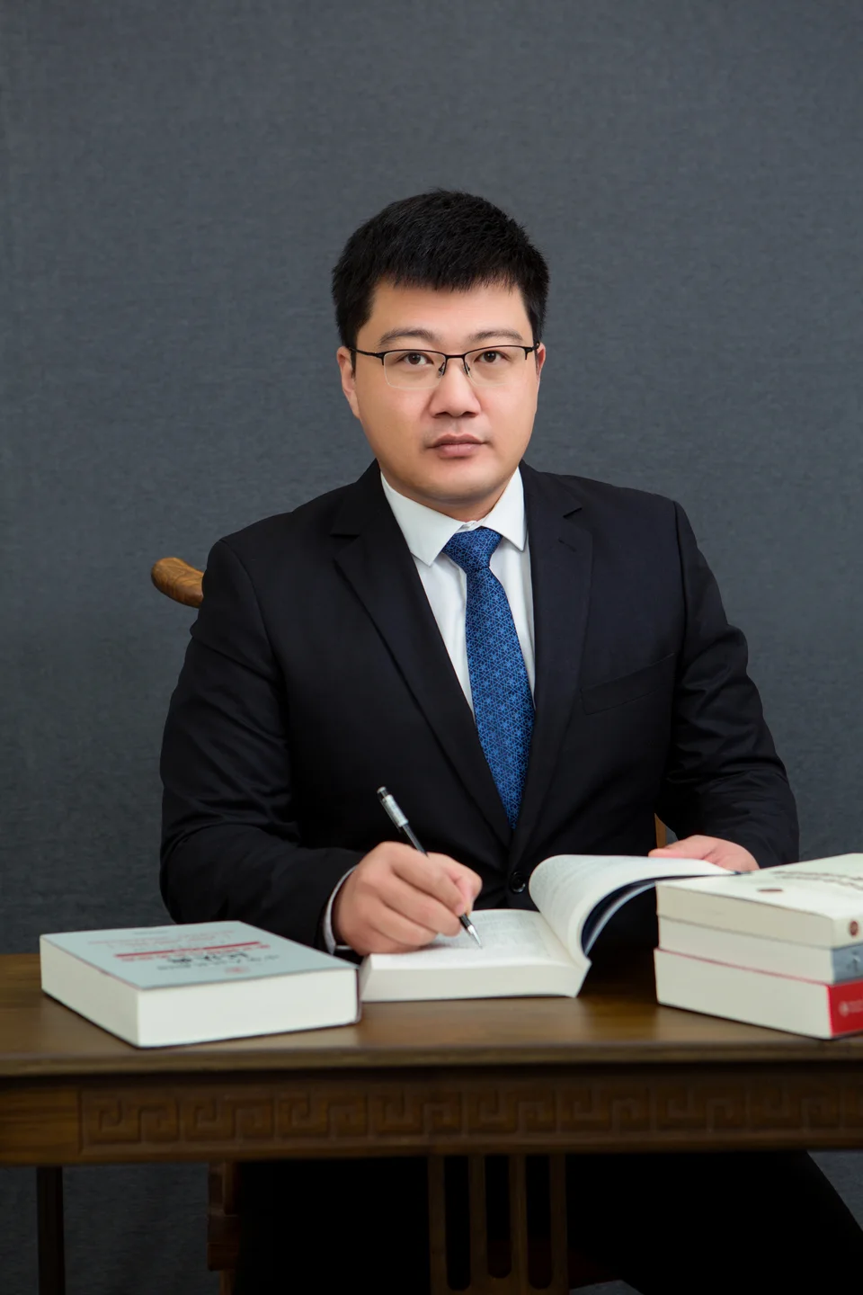马豹律师正式肖像，坐于书桌前